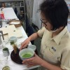 お茶をたてている様子